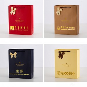 Farverig gavepapirpose